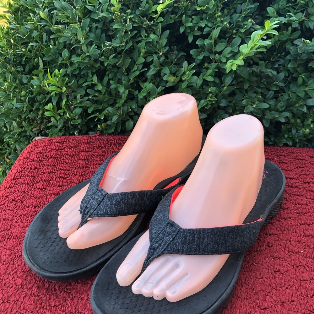 Athletic Works Women’s Black Flip Flop Sandals with Red Accent Size 9-10